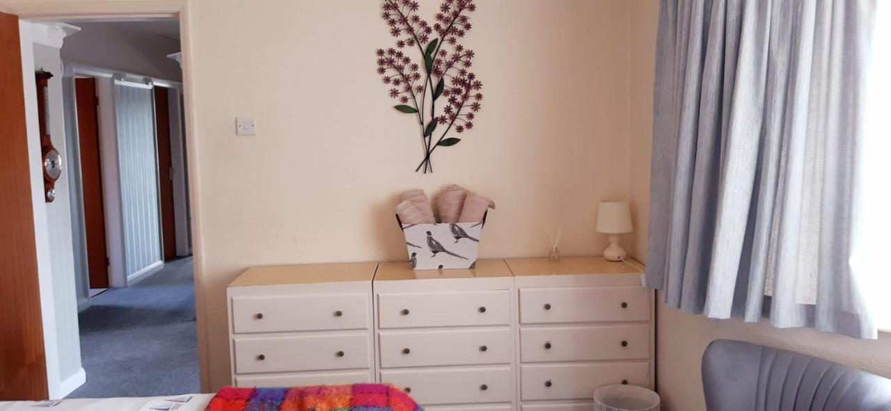The Hermitage Private Detached Bungalow Villa Rhyl Bagian luar foto