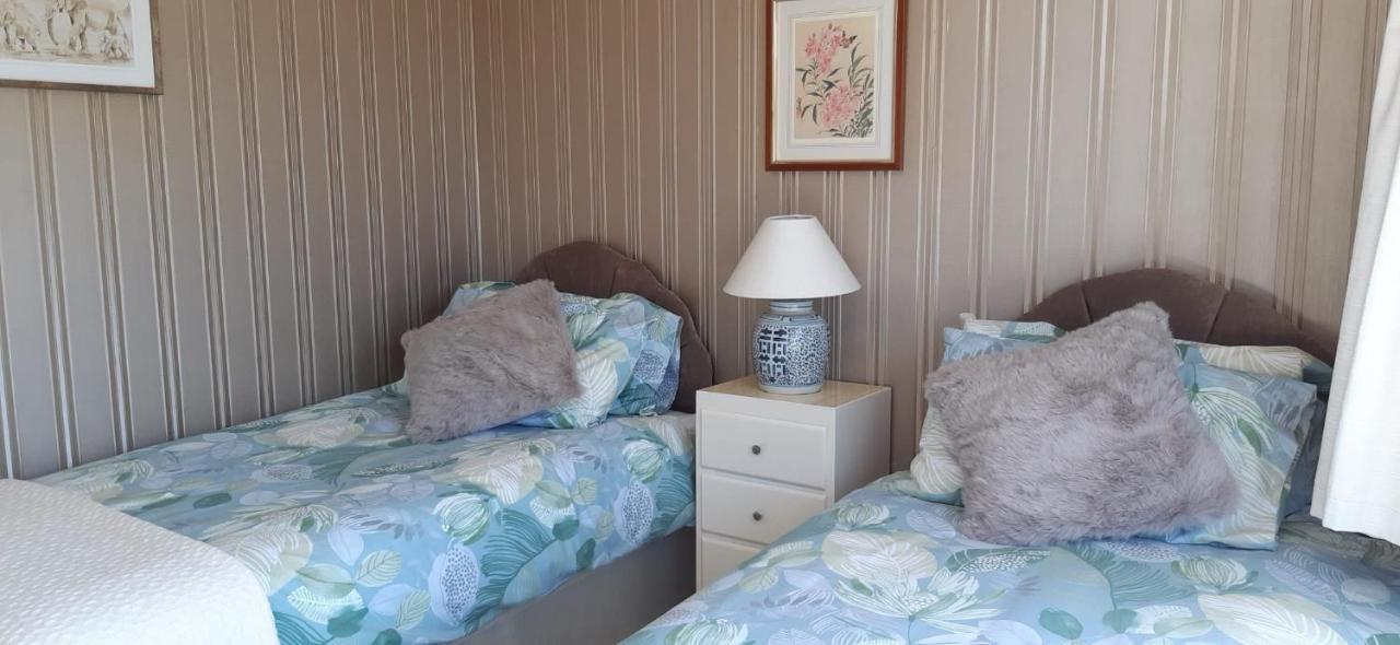The Hermitage Private Detached Bungalow Villa Rhyl Bagian luar foto