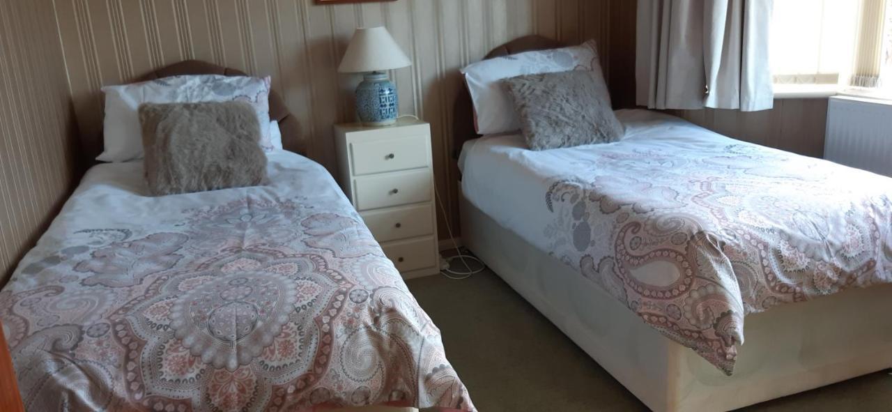 The Hermitage Private Detached Bungalow Villa Rhyl Bagian luar foto