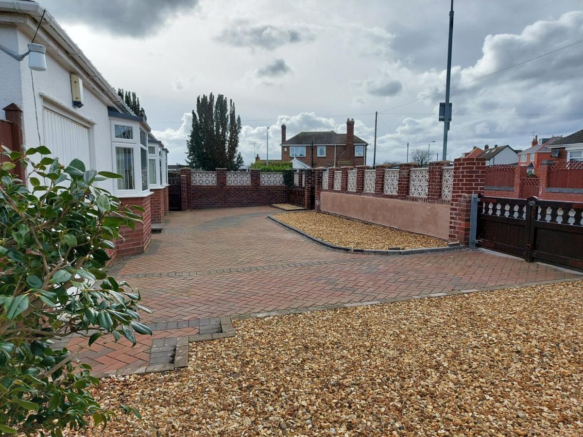 The Hermitage Private Detached Bungalow Villa Rhyl Bagian luar foto