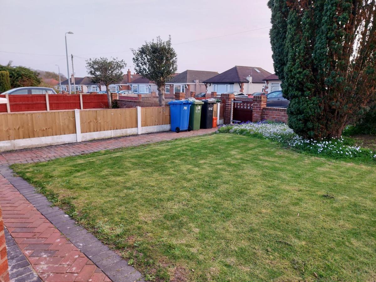 The Hermitage Private Detached Bungalow Villa Rhyl Bagian luar foto