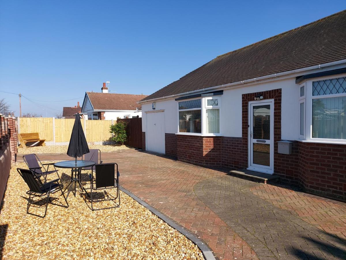 The Hermitage Private Detached Bungalow Villa Rhyl Bagian luar foto